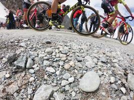 Piemont, Italien 2018 - Radfahrer fahren bergauf während des internationalen Radrennens Giro d'Italia foto