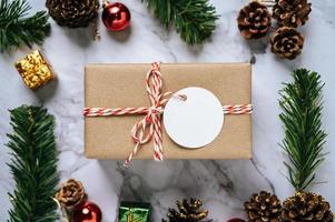 Geschenkboxen mit kleinen Geschenken auf Weißzement foto