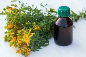 Blase mit Medizin von st. Johns Würze. Hypericum - - st Johns Würze Pflanzen Gelb Blume benutzt im Alternative Medizin. medizinisch Kräuter Hypericum zum homöopathisch Heilmittel foto