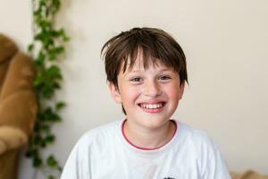 Porträt von heiter lächelnd Teenager Junge beim heim. Spaß Personen. foto