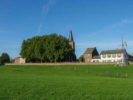 Trauer Dorf beim das Fluss Rhein foto