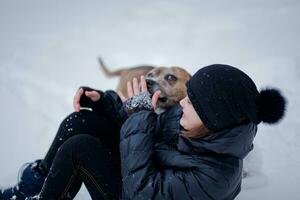 ein bösartig aggressiv Hund angegriffen ein Kind Lügen auf das Boden foto