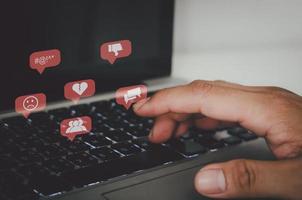 Hand, die die Tastatur eines Laptops drückt. foto