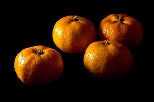 glänzende Oberflächenstruktur von frischen Orangenfrüchten foto