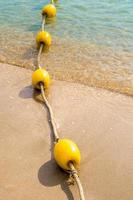 schwimmende Boje und Seil teilen den Strandbereich foto