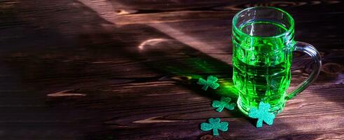 st. Patrick's Tag. Grün Bier mit Kleeblatt Blätter im ein irisch Kneipe. ein Unterhaltung Veranstaltung im das Tradition von Irland. foto