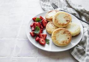 Quarkpfannkuchen, Ricotta-Krapfen auf Keramikplatte foto