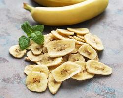 getrocknete kandierte Bananenscheiben oder Pommes foto