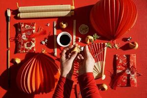 Glückskeks und chinesische Dekorationsgegenstände, roter Hintergrund foto