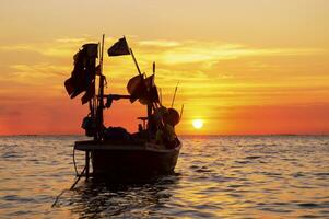 ein Boot im das Wasser beim Sonnenuntergang Zeit foto