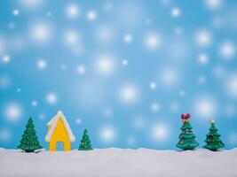 Weihnachten Baum, Miniatur Haus mit glänzend Licht zum Weihnachten und Neu Jahr Ferien Hintergrund, Winter Jahreszeit, fallen Schnee, Kopieren Raum zum Weihnachten und Neu Jahr Ferien Gruß Karte. foto