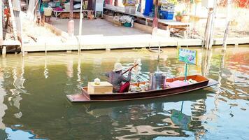 Ratchaburi Stadt, rb, 2022 - - Verkäufer Verkauf Kokosnuss Eis auf Boote, uralt Reise Ziel von Thailand verdammt Saduak Abflachung Markt, Ratchaburi Thailand. foto