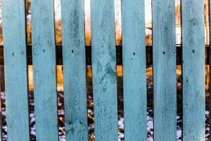 braun Zaun gemacht von Holz. hölzern Hintergrund mit verwittert Holz. gemalt Blau Farbe Zaun selten genagelt Bretter. foto