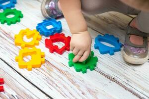 Hand von Kind Putten Grün Aktion Zahl im Baby Blöcke gestalten Sorter Spielzeug. lehrreich Sortierung passend Spielzeug zum Kleinkinder foto