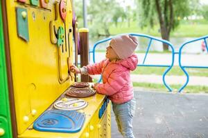 Kinder abspielen im ein Innen- Spielplatz im Stadt Park. hölzern Küche und Spielzeuge zum das Entwicklung von fein Motor- Kompetenzen und Logik im Öffentlichkeit setzt. lehrreich Spielzeuge zum jung Kinder. foto