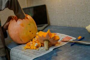 Carving groß Orange Kürbisse zum Halloween im spät Herbst. foto