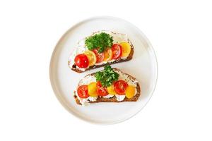 zwei Sandwiches mit Käse und Tomaten foto