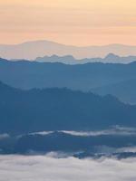vertikale natürliche Szene des Gebirges in Schichten. foto