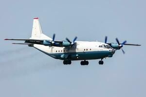 cavok Luft Antonow an-12 Ladung Flugzeug beim Flughafen Schürze mit Marshaller. Luft Fracht und Versand. Luftfahrt und Flugzeug. Transport Industrie. global International Transport. fliegen und fliegend. foto