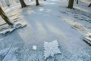 eisig gefallen Blätter mit glänzend Eis Frost im schneebedeckt Wald Park. Hintergrund. ai generativ Profi Foto