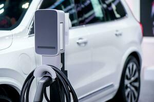 Laden ein elektrisch Auto Batterie Bahnhof, Neu innovativ Technologie ev elektrisch Fahrzeug foto