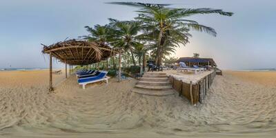 360 hdri Panorama mit Kokosnuss Bäume auf Ozean Küste in der Nähe von tropisch Hütte oder öffnen Cafe auf Strand mit Sonnenliegen im gleichwinklig kugelförmig nahtlos Projektion foto