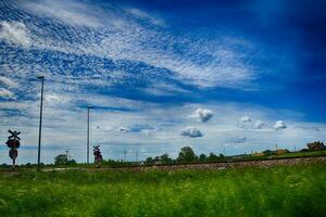 malerisch Frühling Landschaft mit Blau Himmel und Grün Felder foto