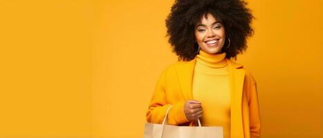 heiter afro afrikanisch amerikanisch Frau halt Einkaufen Tasche mit Hose auf Gelb Hintergrund ai generiert foto