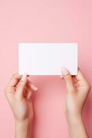 weiblich Hände mit leer Geschäft Karte oder Rabatt Karte auf eben Farbe Hintergrund mit Kopieren Raum ai generiert foto