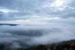 Tal bedeckt mit Bergmorgennebel. Nebel im Tal. foto