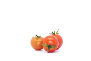 italienischer Haufen Tomaten. drei kleine und saftige Tomaten. foto