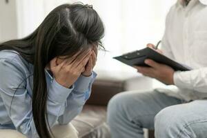 Frau mit psychischen Problemen berät. Der Psychiater zeichnet den Zustand des Patienten für die Behandlung auf. Ermutigung, Liebes- und Familienproblem, bipolar, Depressionspatient, Selbstmord schützen foto