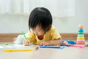 glücklich Asien Kinder spielen Lernen Farbe auf Papier. Aktivität, Entwicklung, Ich, äq, Meditation, Gehirn, Muskeln, wesentlich Fähigkeiten, Familie haben Spaß Ausgaben Zeit zusammen. Urlaub foto