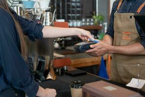 Frau verwenden Anerkennung Karte Zahlen Geld online im Cafe Restaurant mit ein Digital Zahlung ohne Kasse. akkumulieren Rabatt. e Geldbörse, Technologie, Zahlen online, Anerkennung Karte, Bank App. Täglich Leben Zahlung foto