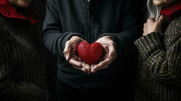 schließen oben von ein Senior Mann halten ein rot Herz im Hände. wählen zwischen zwei alt Frauen. unerwidert Liebe. foto