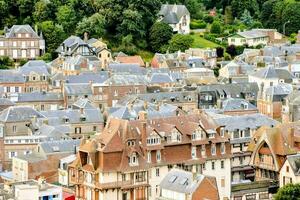 ein Aussicht von das Dächer von ein Stadt, Dorf im Frankreich foto