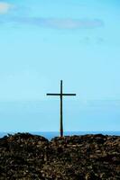 ein Kreuz auf das Felsen foto