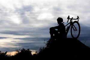 Silhouette Fahrrad Radfahren Mann auf dem Hügel. Relax- und Sportkonzept foto