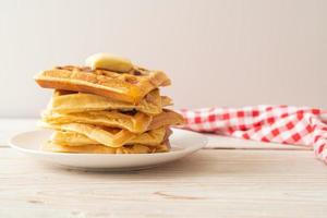 Waffelstapel mit Butter und Honig foto