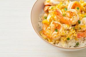 cremiges Omelette mit Shrimps Reisschüssel foto
