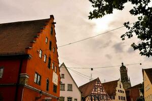 ein Straße im ein europäisch Stadt mit viele Gebäude foto