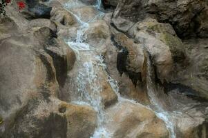 klein Wasserfälle auf Felsen foto