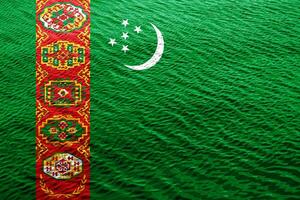 Flagge von Turkmenistan auf ein texturiert Hintergrund. Konzept Collage. foto