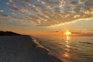 Sonnenuntergang am Strand foto