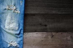 Blue Jeans-Mangel und Jeans-Textur auf dem Holzboden foto