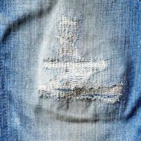 Blue Jeans-Mangel und Jeans-Textur auf dem Holzboden foto