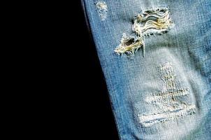 Blue Jeans-Mangel und Jeans-Textur auf dem Holzboden foto