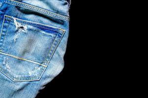 Blue Jeans-Mangel und Jeans-Textur auf dem Holzboden foto