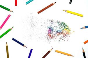 Farbstift und Bleistift auf weißem Hintergrund foto