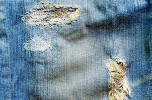 Blue Jeans-Mangel und Jeans-Textur auf dem Holzboden foto